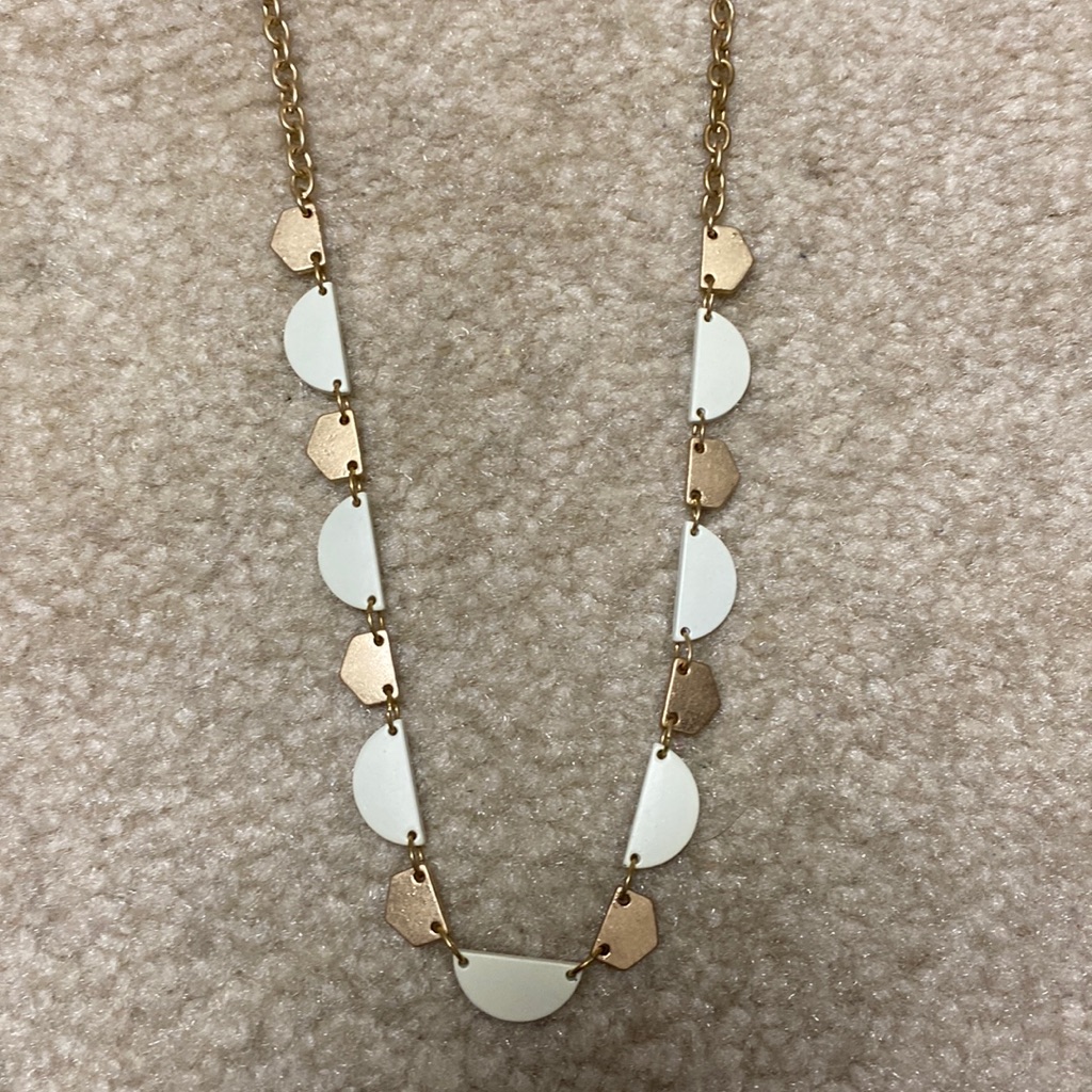 Universal Thread Necklace 15$